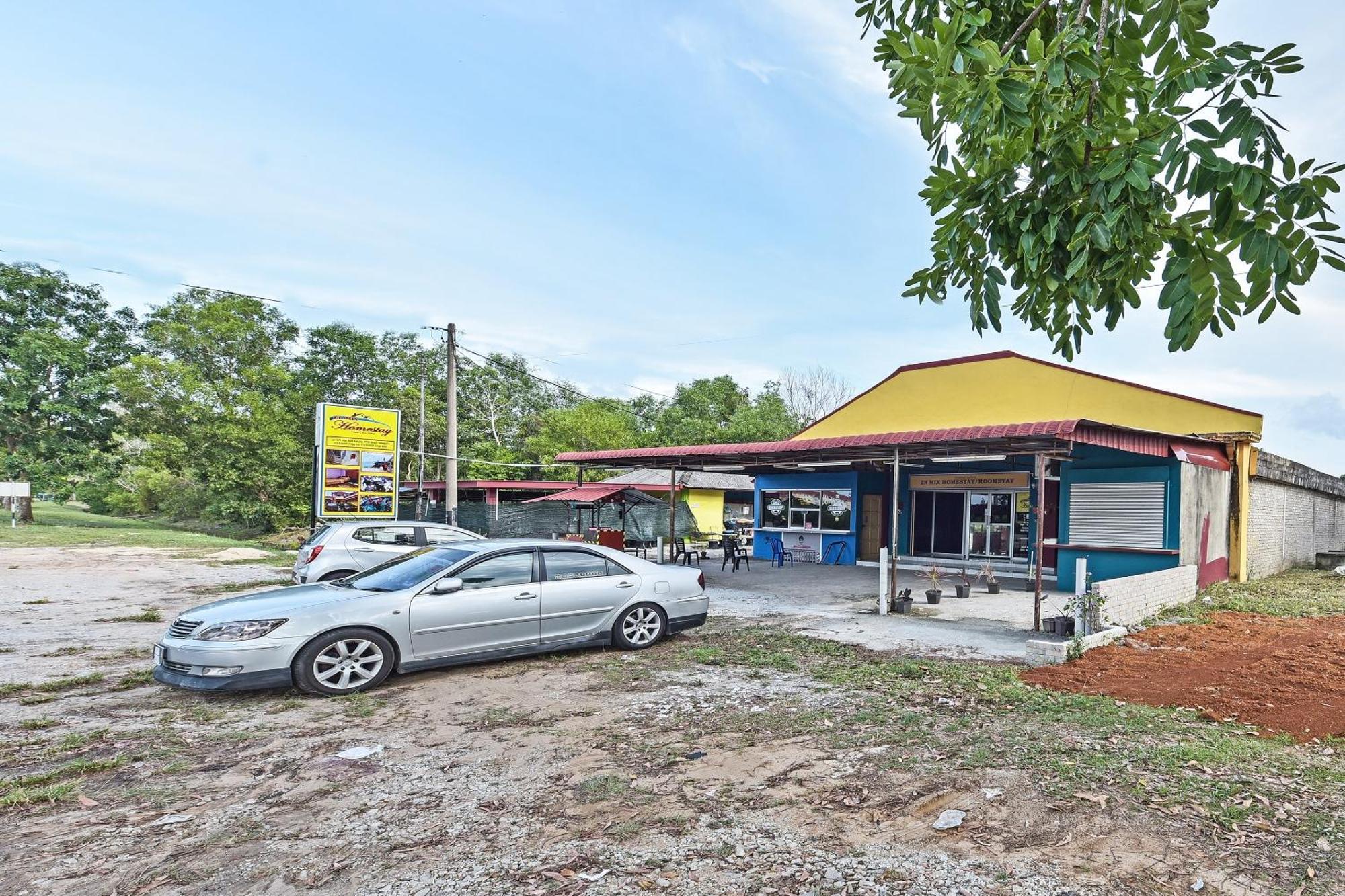 Oyo 90551 Zn Mix Homestay & Roomstay Kampung Raja Exteriör bild